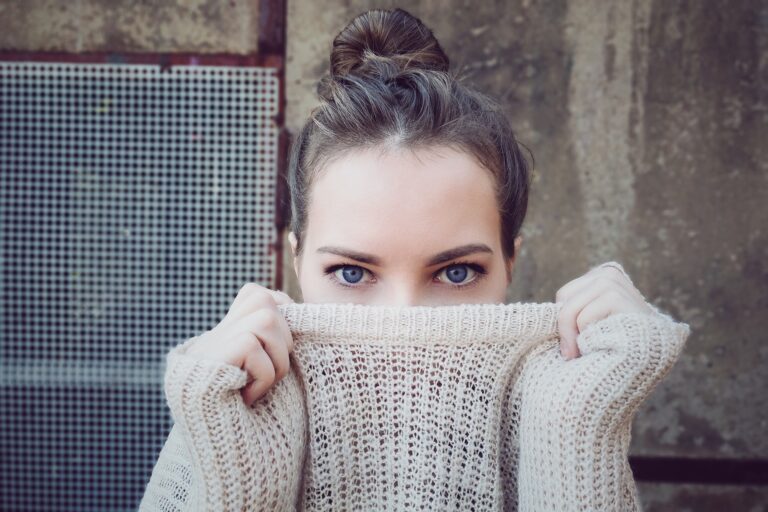Modne i praktyczne - Odkryj najnowsze swetry damskie na sezon zimowy