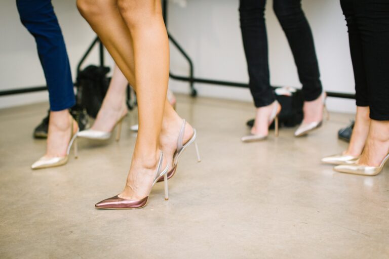 Jakie buty do różowej sukienki? – poradnik dla każdej kobiety